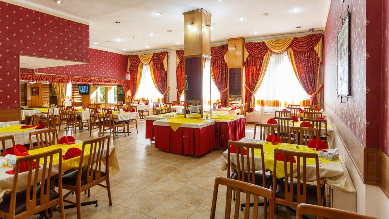 رستوران هتل پارسیان شیراز